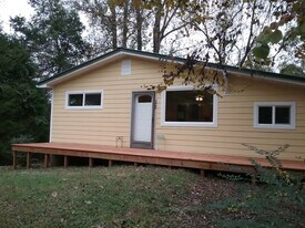 692 Rivercliff Rd in McMinnville, TN - Building Photo