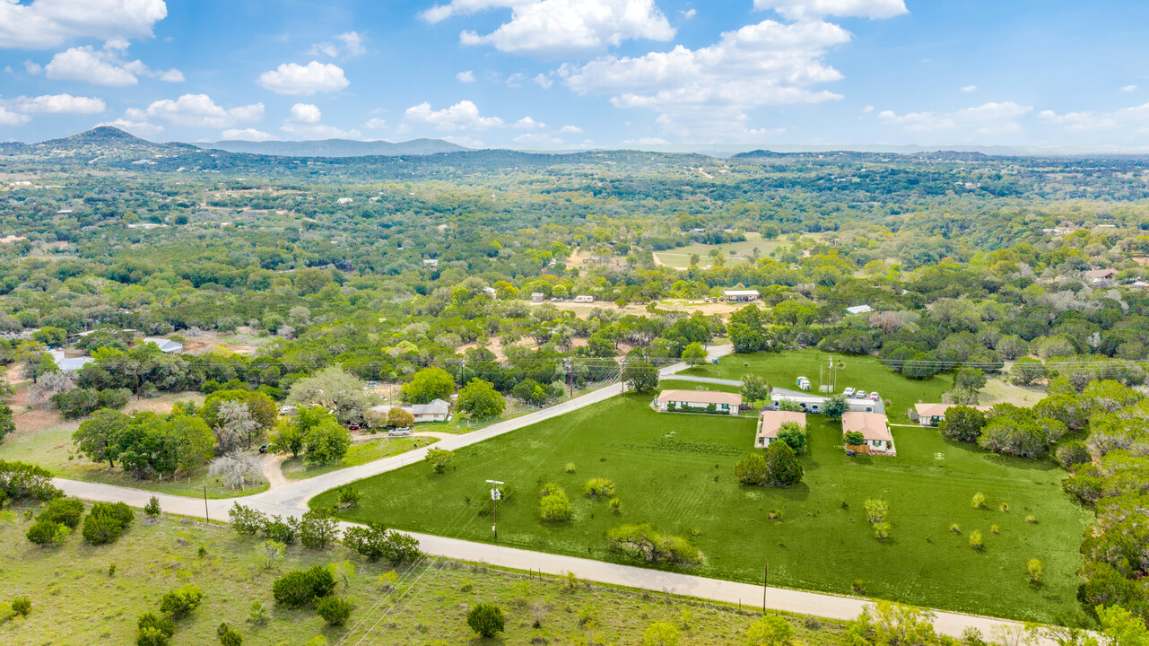 182 Joiner Dr in Bandera, TX - Building Photo