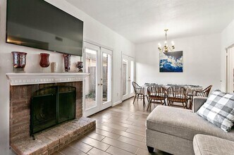 1052 Augusta Dr in Houston, TX - Building Photo - Building Photo