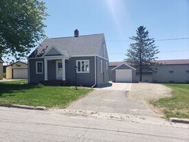 84 E North Water St in Algoma, WI - Building Photo