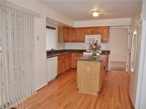 619 Whitney Dr in Rochester Hills, MI - Building Photo - Building Photo