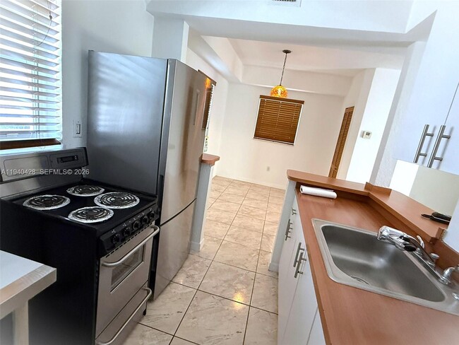 1207 Marseille Dr in Miami Beach, FL - Foto de edificio - Building Photo