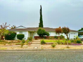 1088 E Menlo Ave in Fresno, CA - Building Photo