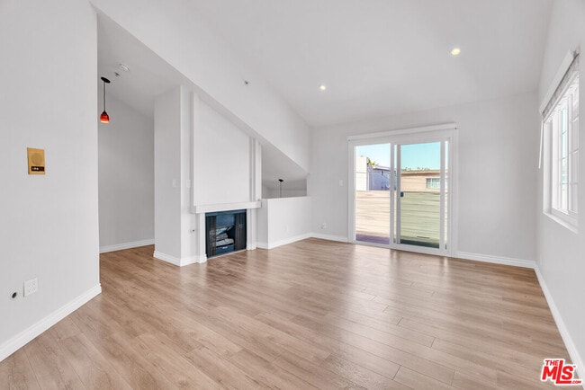 119 E Beach Ave in Inglewood, CA - Building Photo - Building Photo