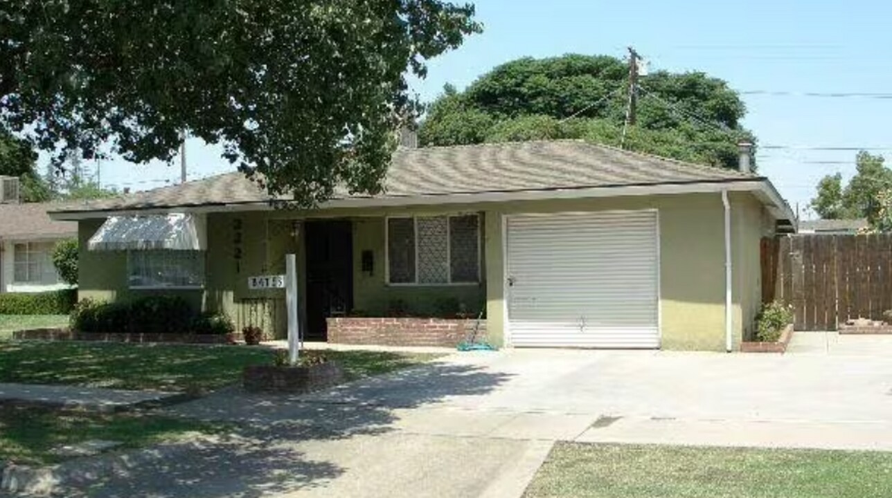 2221 E Donner Ave in Fresno, CA - Building Photo