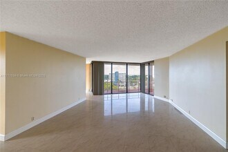 2000 Towerside Terrace in Miami, FL - Building Photo - Building Photo