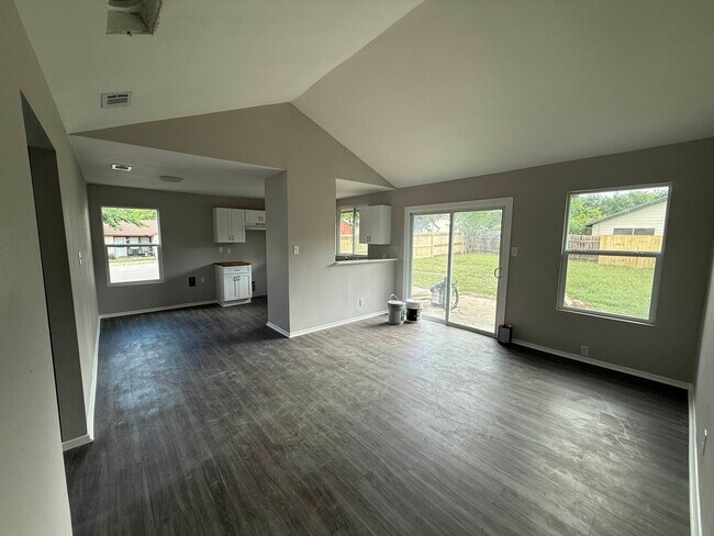 6800 Bryonwood Dr in Austin, TX - Building Photo - Building Photo
