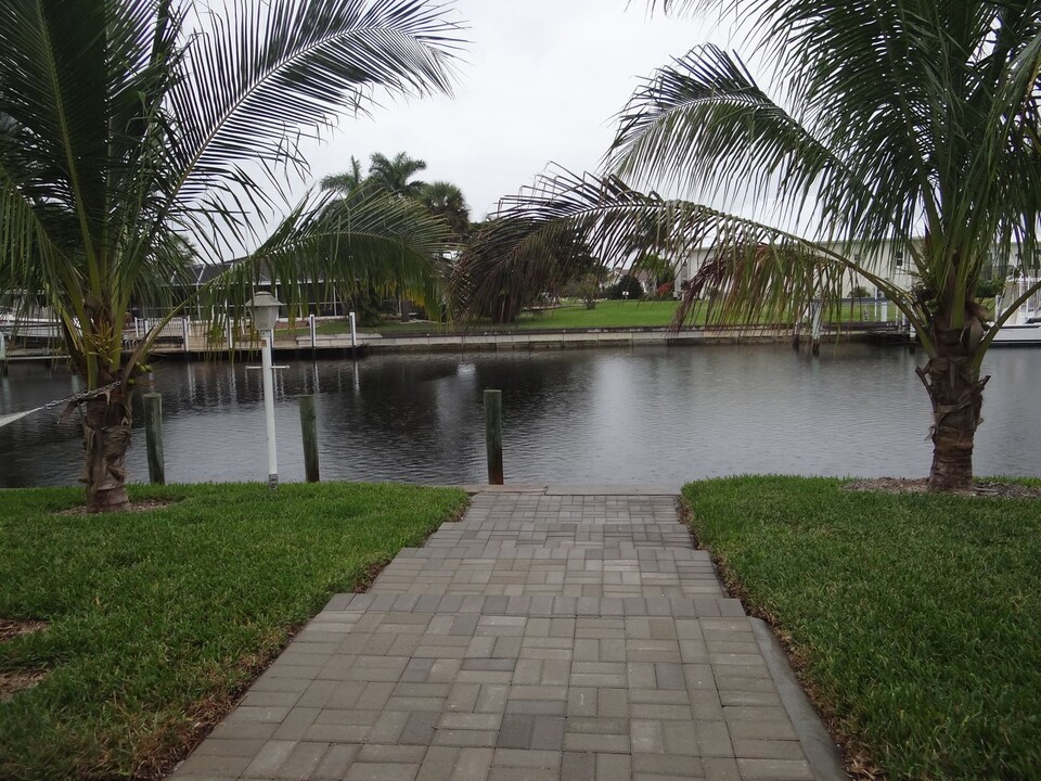 470 Bal Harbor Blvd in Punta Gorda, FL - Building Photo