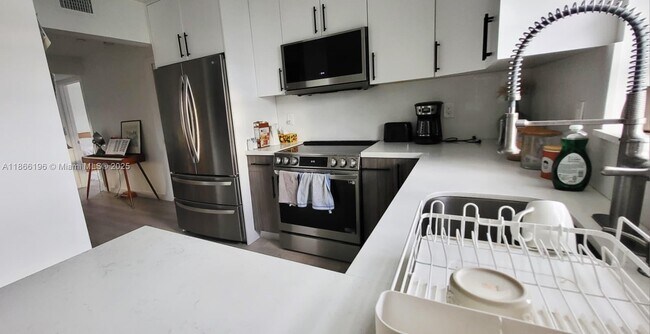 1605 Meridian Ave in Miami Beach, FL - Building Photo - Building Photo