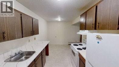 10222-10105 105 Ave in Grande Prairie, AB - Building Photo - Building Photo