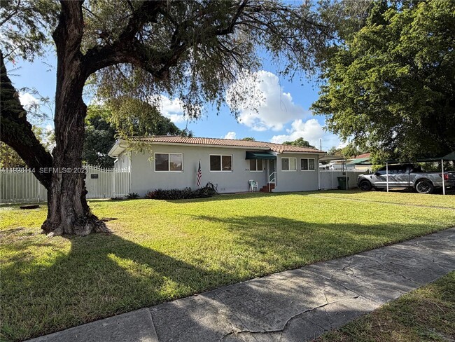 360 W 52nd St in Hialeah, FL - Building Photo - Building Photo