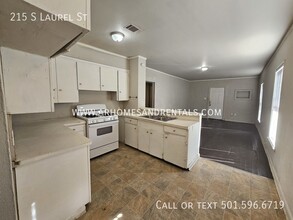 215 S Laurel St in North Little Rock, AR - Building Photo - Building Photo