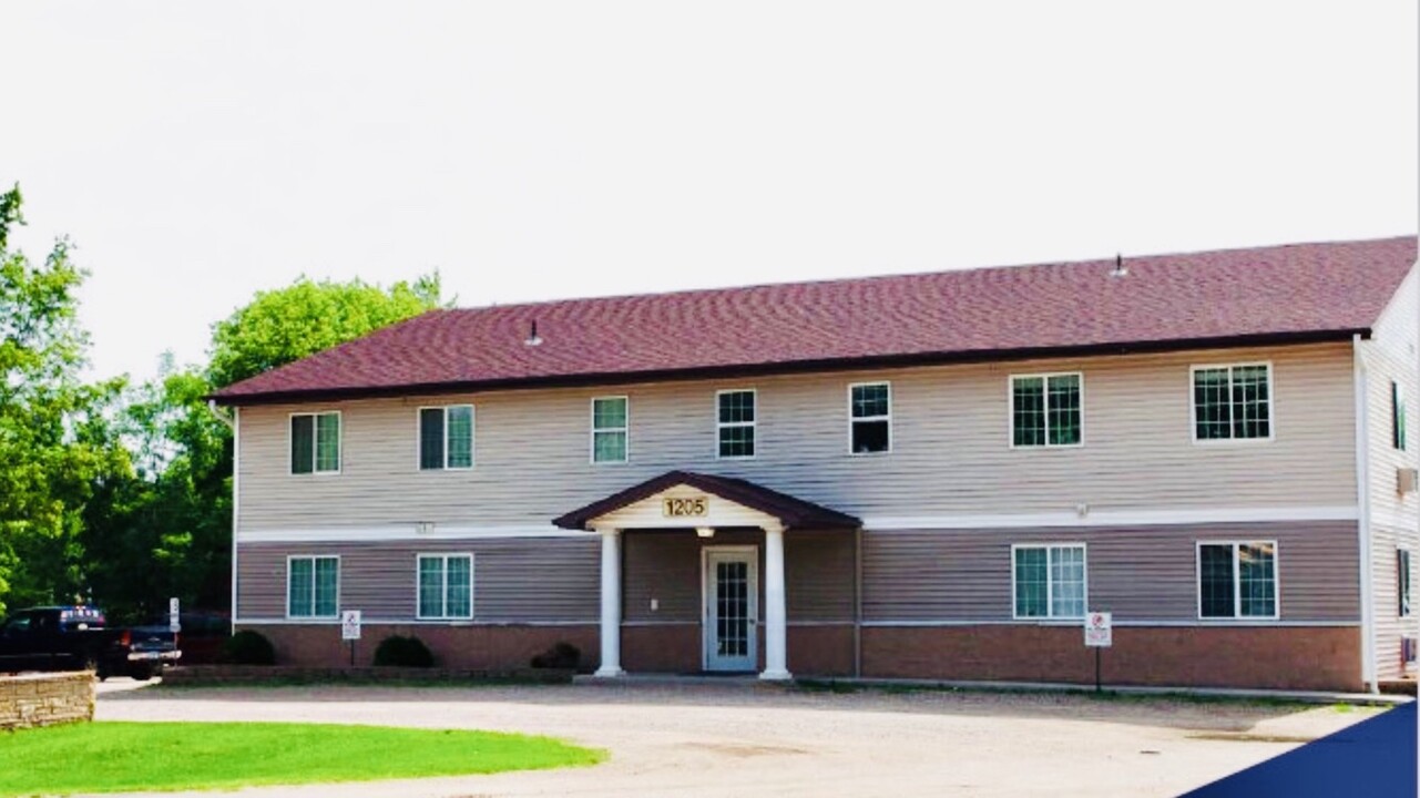 Lake Ripley Apartments in Litchfield, MN - Building Photo