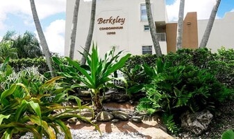 10900 SW 104th St in Miami, FL - Building Photo