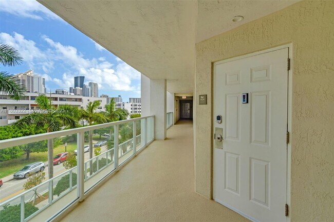 18100 N Bay Rd in Sunny Isles Beach, FL - Building Photo - Building Photo