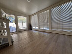 712 E Washington St in Petaluma, CA - Foto de edificio - Building Photo