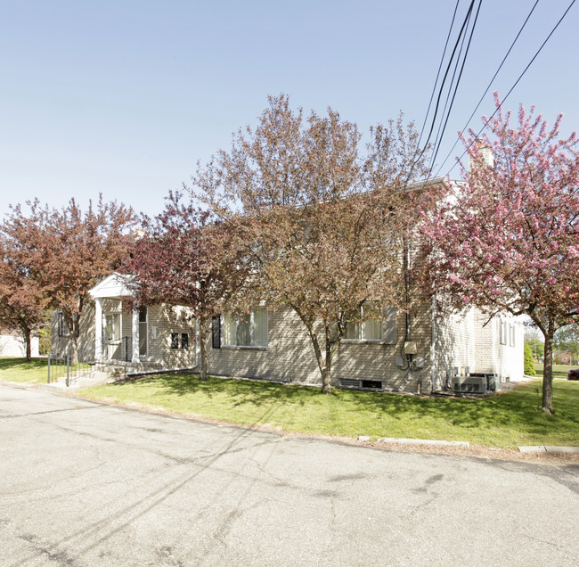 Montrose Manor in Royal Oak, MI - Foto de edificio - Building Photo