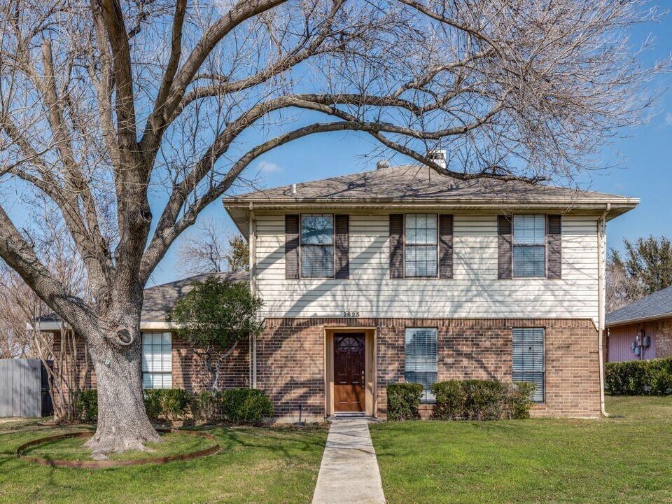 2623 Summertree Dr in Carrollton, TX - Building Photo