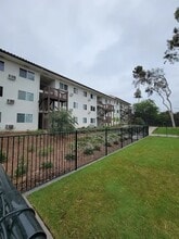 Mesa Palms Apartments in San Diego, CA - Foto de edificio - Building Photo