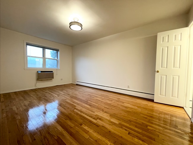 31-30 37th St, Unit 5 in Queens, NY - Building Photo - Building Photo