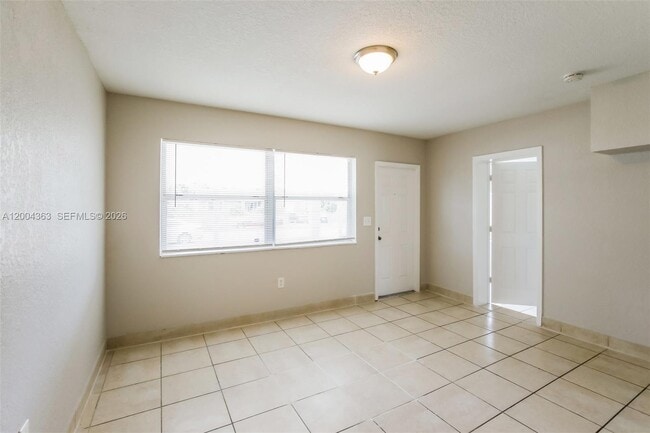 1481 NW 44th St in Miami, FL - Foto de edificio - Building Photo