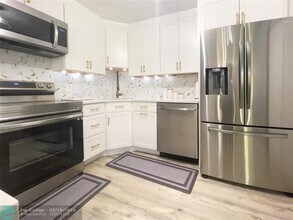 340 Knotty Pine Cir in Greenacres, FL - Building Photo - Building Photo