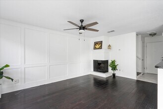 2379 Briarwest Blvd in Houston, TX - Foto de edificio - Building Photo