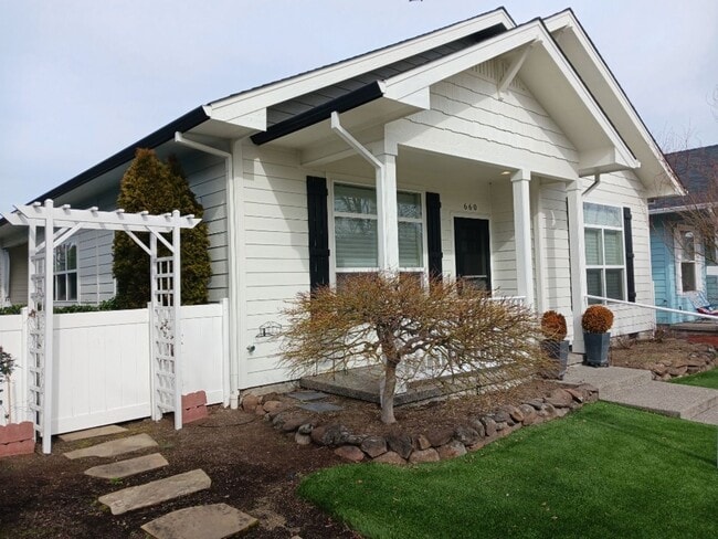 660 Golden Peak Dr in Central Point, OR - Building Photo - Building Photo