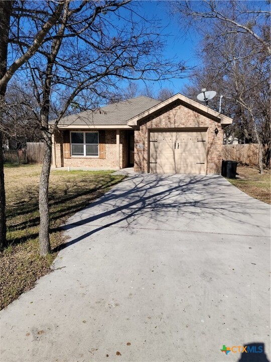 905 E Ave B in Lampasas, TX - Building Photo