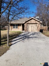 905 E Ave B in Lampasas, TX - Foto de edificio - Building Photo