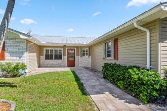 8053 SE Carlton St in Hobe Sound, FL - Building Photo - Building Photo