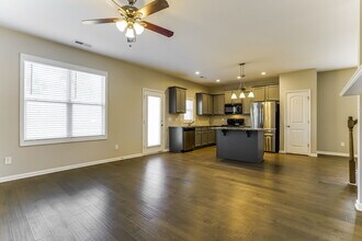 395 Crawford Pkwy in Clayton, NC - Foto de edificio - Building Photo