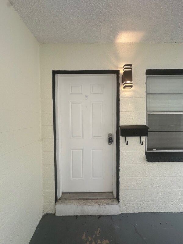 618 93rd Ave N in St. Petersburg, FL - Foto de edificio - Building Photo