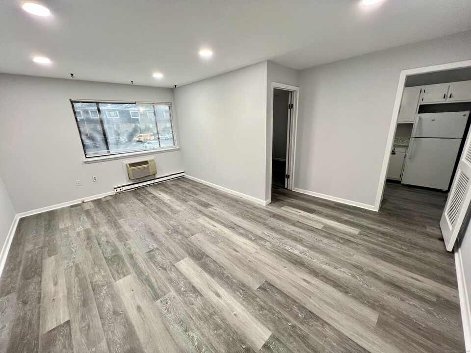 51-61 Wildman St in Danbury, CT - Building Photo