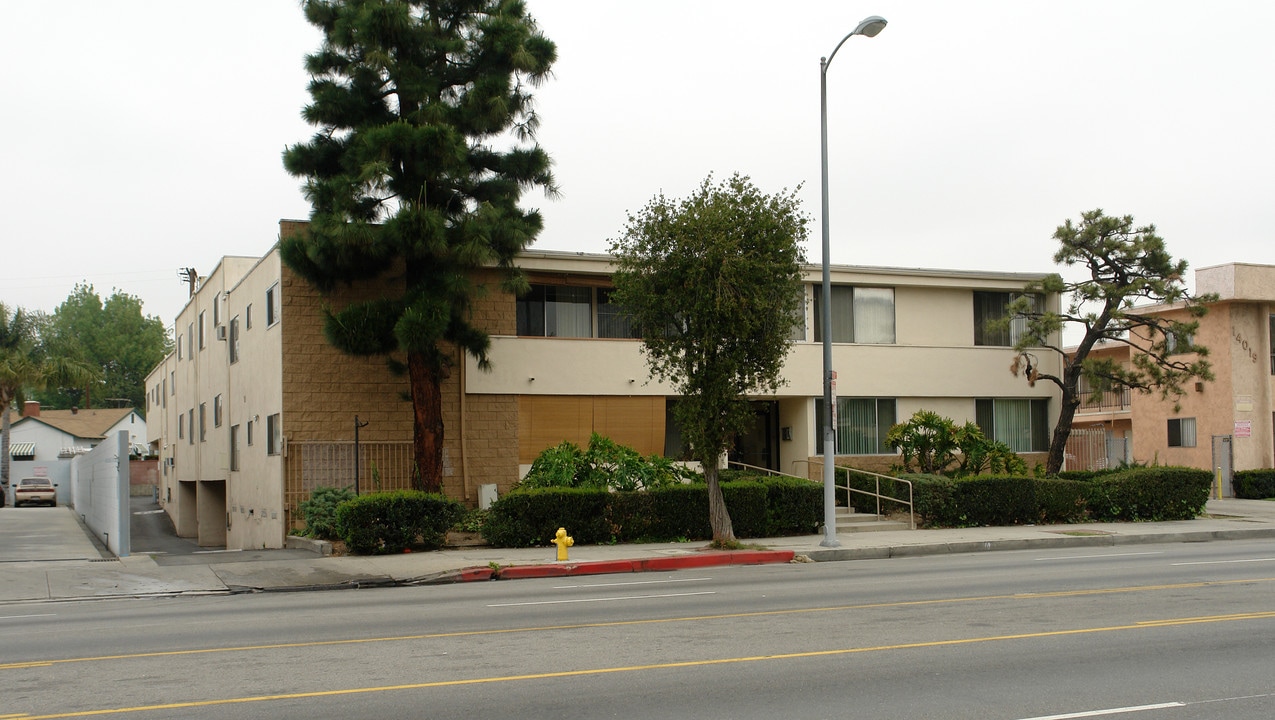 14033 Sherman Way in Van Nuys, CA - Foto de edificio
