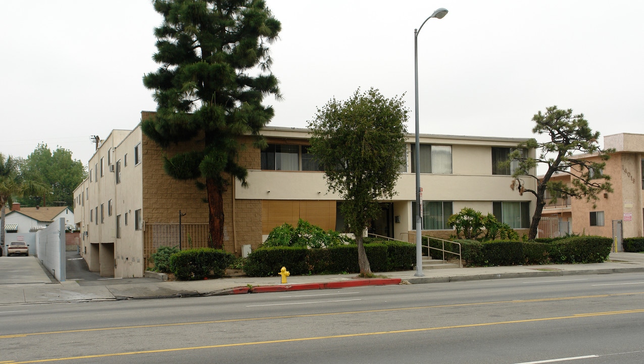 14033 Sherman Way in Van Nuys, CA - Building Photo