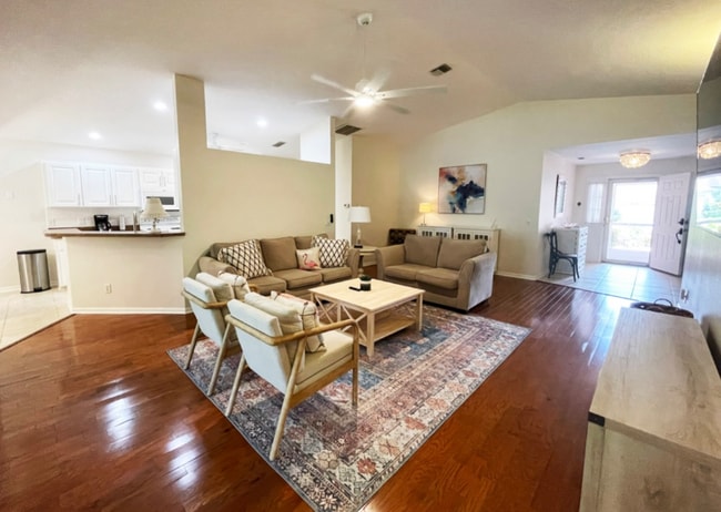 1012 Laurel Ave in Venice, FL - Foto de edificio - Building Photo