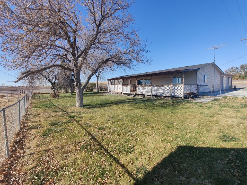 146 Hammett Hill Rd in Hammett, ID - Building Photo