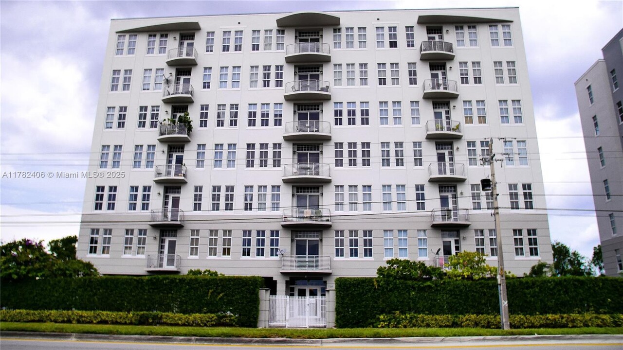 1789 NE Miami Gardens Dr in Miami, FL - Building Photo