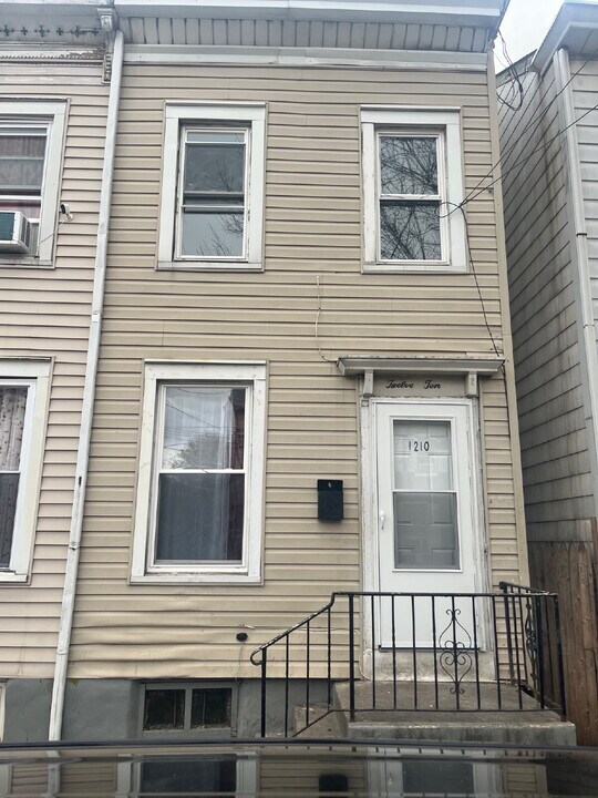 1210 Anderson St in Trenton, NJ - Building Photo