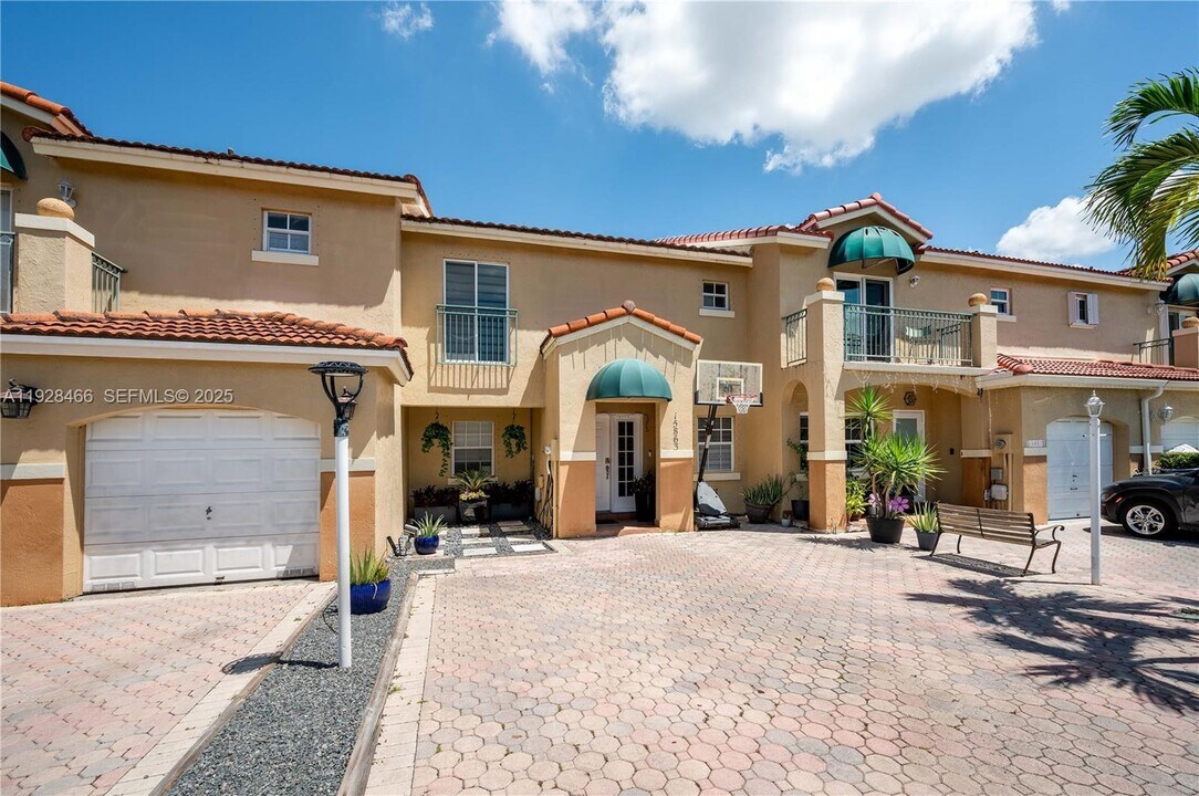 15863 SW 71st St in Miami, FL - Building Photo