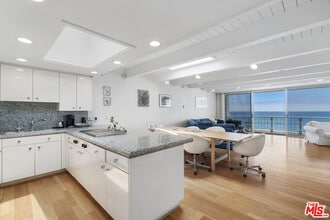11928 S Beach Club Way in Malibu, CA - Foto de edificio - Building Photo