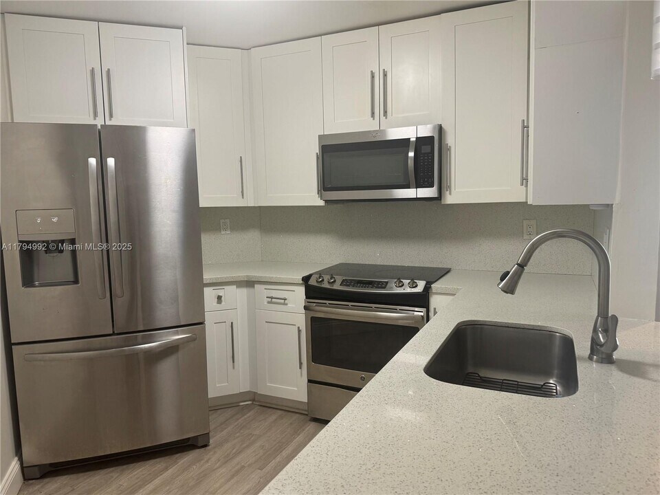 9419 Fontainebleau Blvd in Miami, FL - Building Photo