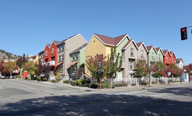 Lone Palm Court Apartments in San Rafael, CA - Foto de edificio - Building Photo