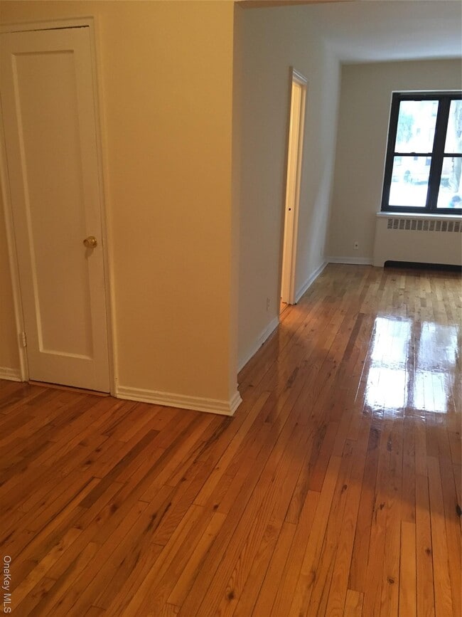 23 Schenck Ave in Great Neck, NY - Building Photo - Building Photo