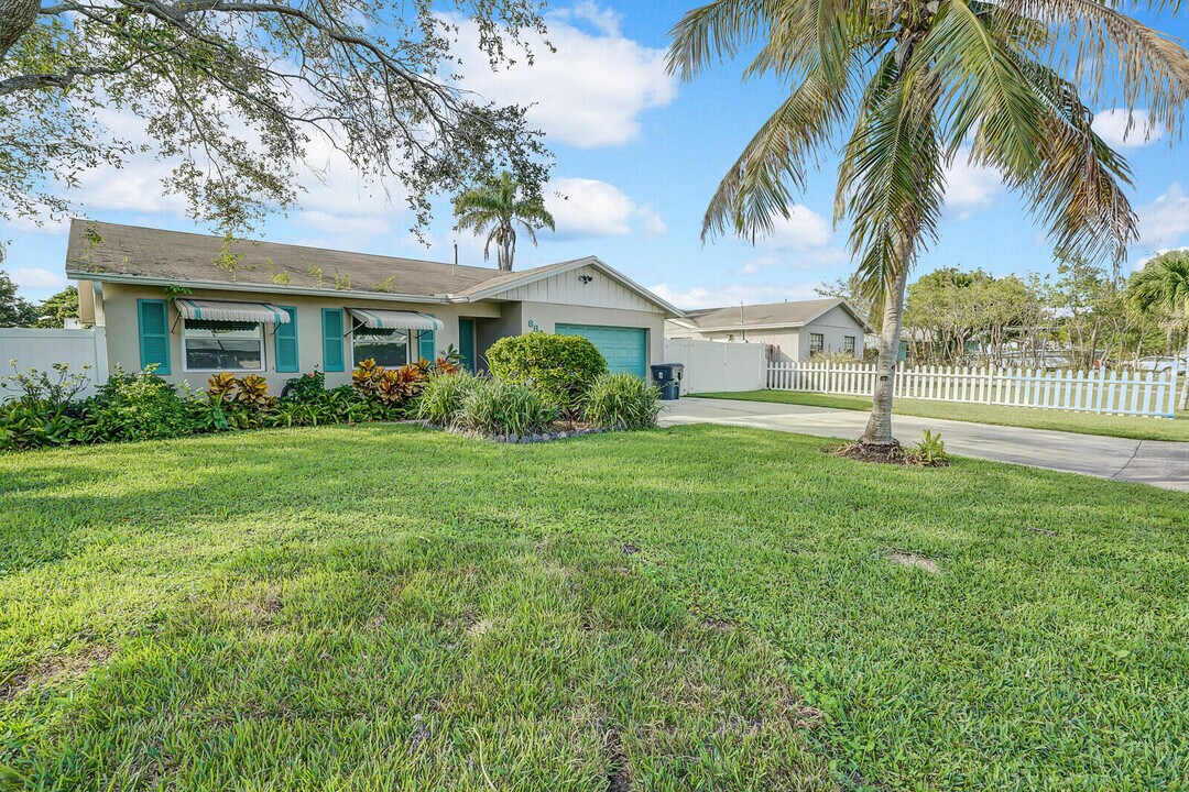 6863 19th Ave S in Lantana, FL - Building Photo
