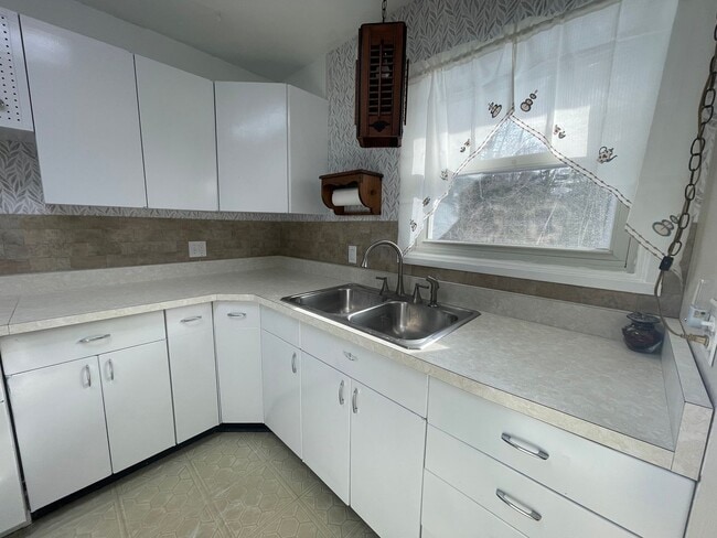 104 Maple Grove Dr in Pittsfield, MA - Building Photo - Building Photo