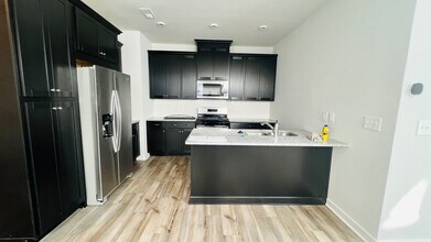 Room in Townhome on Munsing Dr in Charlotte, NC - Building Photo - Building Photo