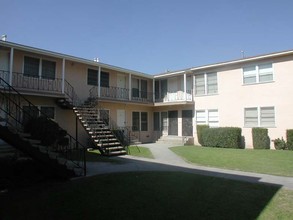 Beechwood Apartments in Lynwood, CA - Foto de edificio - Building Photo