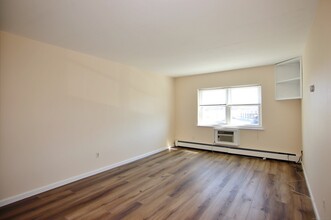 43 Crescent St in Stamford, CT - Building Photo - Building Photo